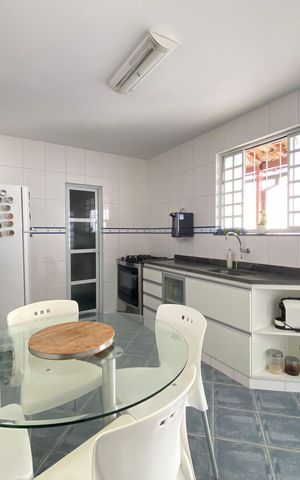 Casa à venda com 271m², 4 quartos e 3 vagas
