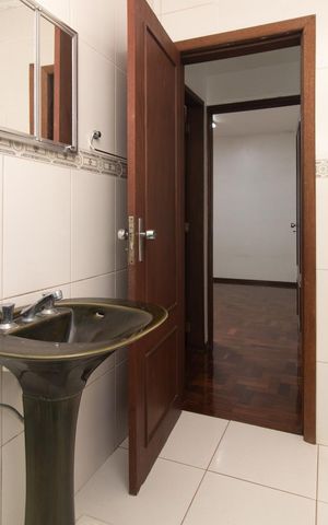 Casa à venda com 120m², 5 quartos e 2 vagas Casa à venda com 120m², 5 quartos e 2 vagasBanheiro