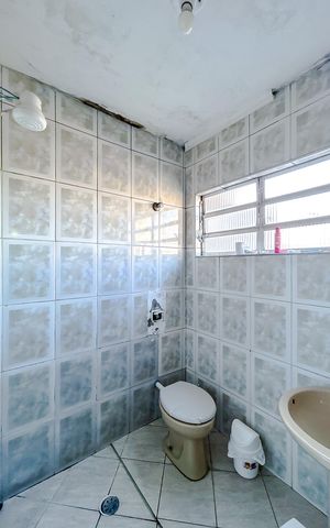 Casa à venda com 300m², 6 quartos e sem vagaBanheiro 2