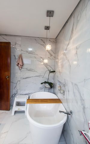 Casa de condomínio à venda com 300m², 4 quartos e 6 vagas Casa de condomínio à venda com 300m², 4 quartos e 6 vagasBanheiro da Suíte
