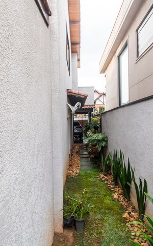 Casa de condomínio à venda com 300m², 4 quartos e 6 vagas Casa de condomínio à venda com 300m², 4 quartos e 6 vagasCorredor