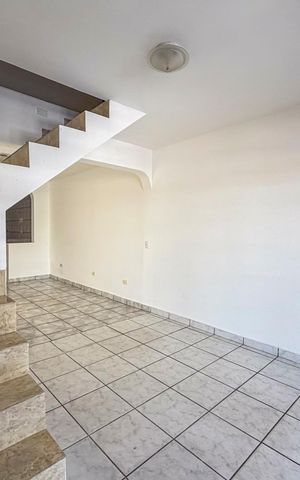 Casa à venda com 200m², 3 quartos e 2 vagas Casa à venda com 200m², 3 quartos e 2 vagasSala