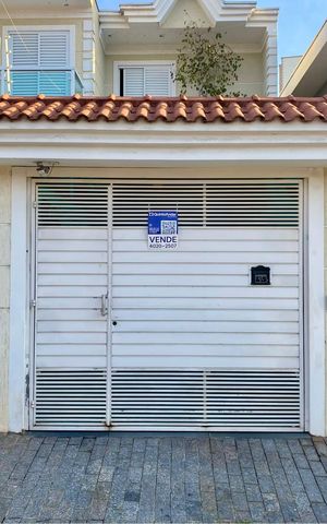 Casa à venda com 126m², 2 quartos e 2 vagas Casa à venda com 126m², 2 quartos e 2 vagasFachada