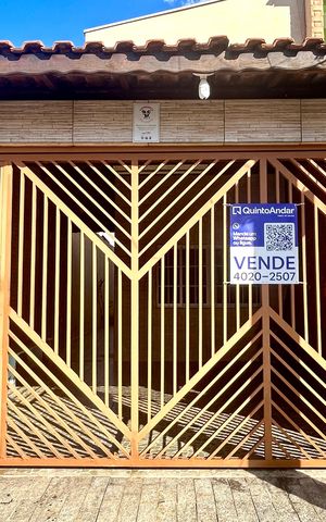 Casa à venda com 111m², 3 quartos e 2 vagas Casa à venda com 111m², 3 quartos e 2 vagasPlaca instalada na fachada do imóvel