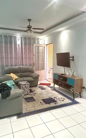 Casa à venda com 111m², 3 quartos e 2 vagas Casa à venda com 111m², 3 quartos e 2 vagasSala