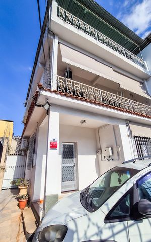 Casa à venda com 226m², 4 quartos e 2 vagasGaragem - lateral da Casa 