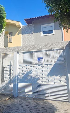 Casa à venda com 159m², 2 quartos e 4 vagas Casa à venda com 159m², 2 quartos e 4 vagasFachada