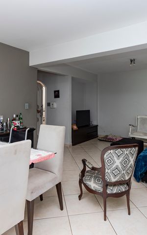 Casa à venda com 225m², 4 quartos e 3 vagas Casa à venda com 225m², 4 quartos e 3 vagasSala