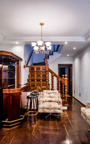 Casa à venda com 135m², 3 quartos e 2 vagas Casa à venda com 135m², 3 quartos e 2 vagasSala