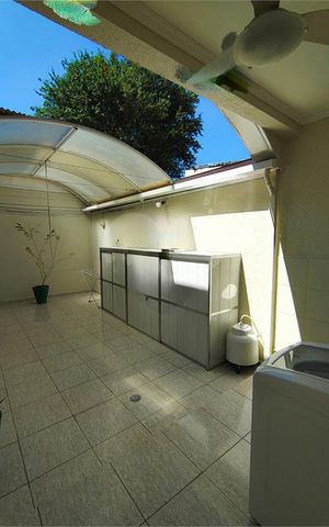 Casa à venda com 218m², 3 quartos e 3 vagas