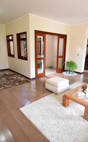 Casa de condomínio à venda com 381m², 4 quartos e 4 vagasSala