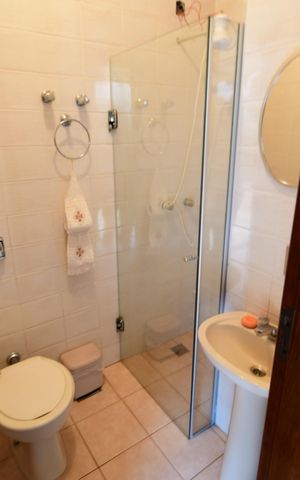 Casa de condomínio à venda com 381m², 4 quartos e 4 vagasBanheiro de serviço