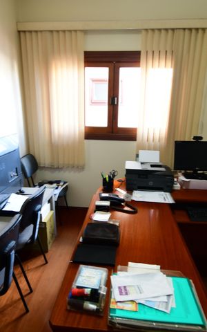 Casa de condomínio à venda com 381m², 4 quartos e 4 vagasEscritório