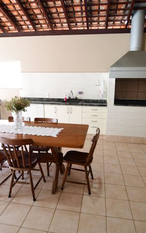 Casa de condomínio à venda com 381m², 4 quartos e 4 vagasVaranda gourmet