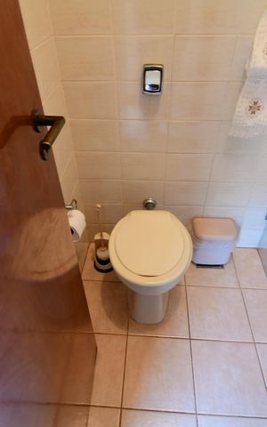 Casa de condomínio à venda com 381m², 4 quartos e 4 vagasBanheiro de serviço