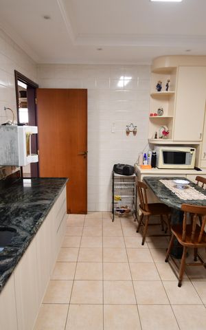 Casa de condomínio à venda com 381m², 4 quartos e 4 vagasCozinha