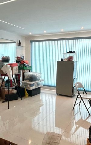 Casa à venda com 162m², 3 quartos e 2 vagas Casa à venda com 162m², 3 quartos e 2 vagasSala