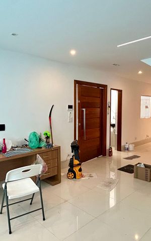 Casa à venda com 162m², 3 quartos e 2 vagas Casa à venda com 162m², 3 quartos e 2 vagasSala