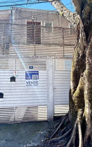 Casa à venda com 162m², 3 quartos e 2 vagas Casa à venda com 162m², 3 quartos e 2 vagasPlaca instalada na fachada do imóvel