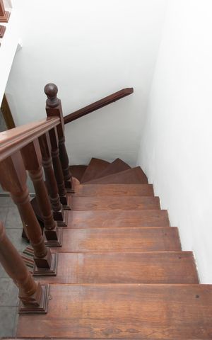 Casa à venda com 200m², 3 quartos e 2 vagas Casa à venda com 200m², 3 quartos e 2 vagasEscada