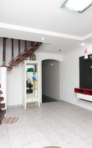 Casa à venda com 200m², 3 quartos e 2 vagas Casa à venda com 200m², 3 quartos e 2 vagasSala