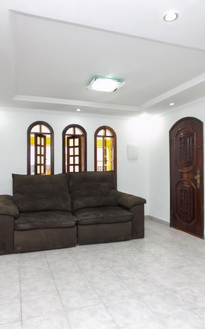 Casa à venda com 200m², 3 quartos e 2 vagas Casa à venda com 200m², 3 quartos e 2 vagasSala