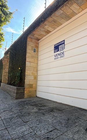 Casa à venda com 460m², 6 quartos e 4 vagas Casa à venda com 460m², 6 quartos e 4 vagasFachada
