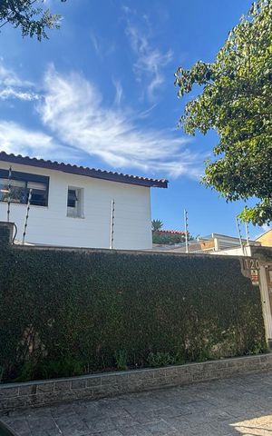 Casa à venda com 460m², 6 quartos e 4 vagas Casa à venda com 460m², 6 quartos e 4 vagasFachada