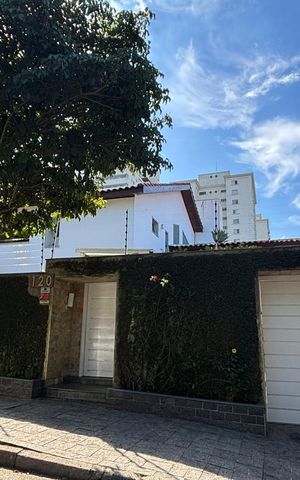 Casa à venda com 460m², 6 quartos e 4 vagas Casa à venda com 460m², 6 quartos e 4 vagasFachada