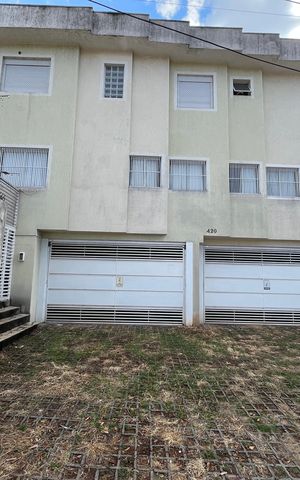 Casa de condomínio à venda com 128m², 3 quartos e 2 vagas Casa de condomínio à venda com 128m², 3 quartos e 2 vagasFachada/Placa