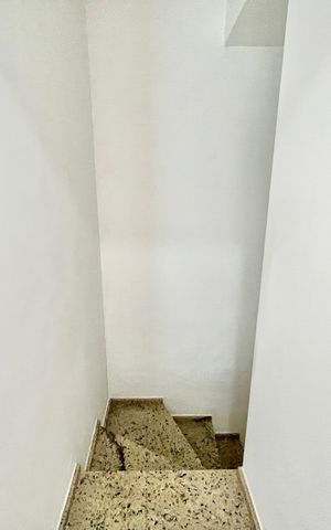 Casa de condomínio à venda com 128m², 3 quartos e 2 vagas Casa de condomínio à venda com 128m², 3 quartos e 2 vagasEscada