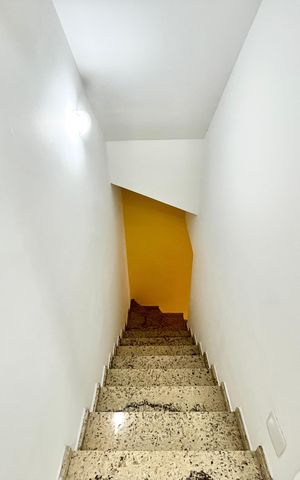 Casa de condomínio à venda com 128m², 3 quartos e 2 vagas Casa de condomínio à venda com 128m², 3 quartos e 2 vagasEscada