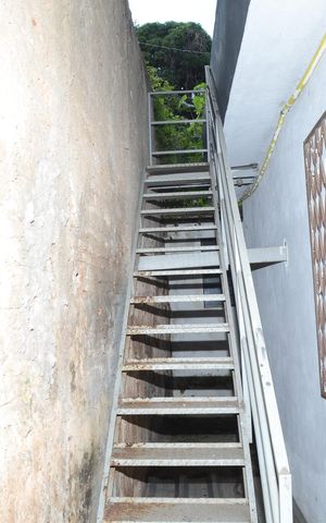 Casa à venda com 250m², 3 quartos e 6 vagasEscada