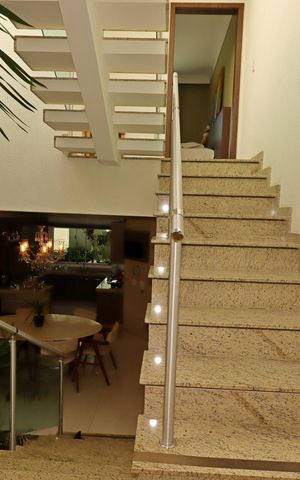 Casa à venda com 175m², 3 quartos e 2 vagasEscada