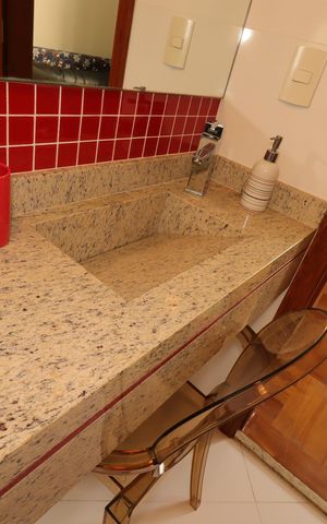 Casa à venda com 175m², 3 quartos e 2 vagasBanheiro da Suíte 2 - Pia