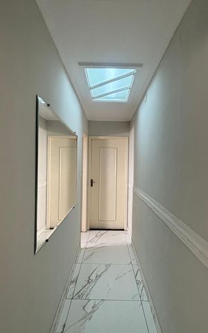 Casa à venda com 195m², 2 quartos e 2 vagas Casa à venda com 195m², 2 quartos e 2 vagasCorredor