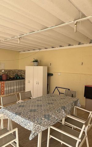 Casa à venda com 195m², 2 quartos e 2 vagas Casa à venda com 195m², 2 quartos e 2 vagasQuintal
