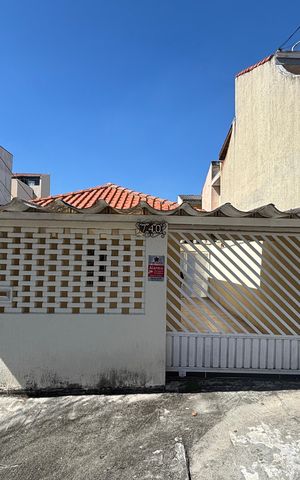 Casa à venda com 195m², 2 quartos e 2 vagas Casa à venda com 195m², 2 quartos e 2 vagasFachada