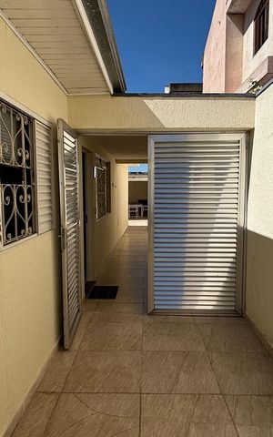 Casa à venda com 195m², 2 quartos e 2 vagas Casa à venda com 195m², 2 quartos e 2 vagasCorredor - Quintal