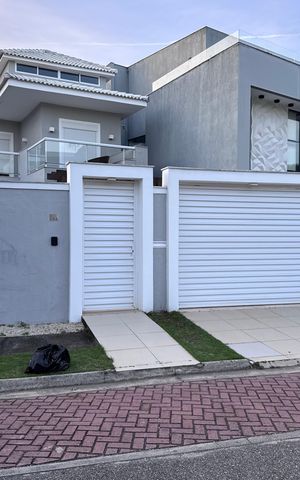 Casa de condomínio à venda com 290m², 4 quartos e 3 vagas Casa de condomínio à venda com 290m², 4 quartos e 3 vagasFachada