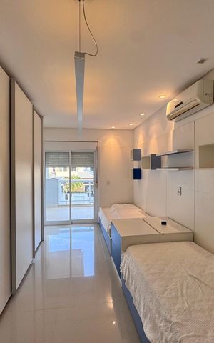 Casa de condomínio à venda com 290m², 4 quartos e 3 vagas Casa de condomínio à venda com 290m², 4 quartos e 3 vagasSuíte 2