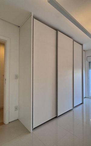 Casa de condomínio à venda com 290m², 4 quartos e 3 vagas Casa de condomínio à venda com 290m², 4 quartos e 3 vagasSuíte 2