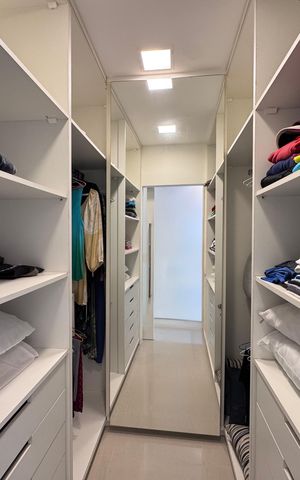 Casa de condomínio à venda com 290m², 4 quartos e 3 vagas Casa de condomínio à venda com 290m², 4 quartos e 3 vagasSuíte 1 - Closet