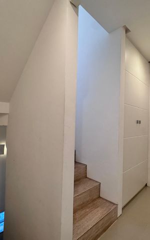 Casa de condomínio à venda com 290m², 4 quartos e 3 vagas Casa de condomínio à venda com 290m², 4 quartos e 3 vagasEscada