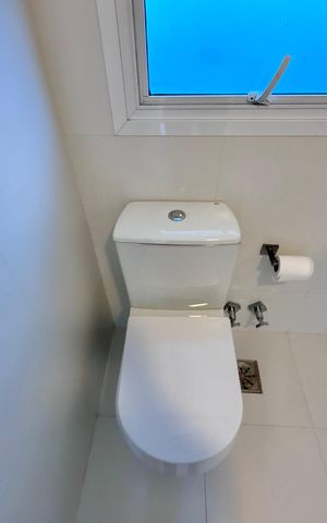 Casa de condomínio à venda com 290m², 4 quartos e 3 vagas Casa de condomínio à venda com 290m², 4 quartos e 3 vagasSótão - Banheiro
