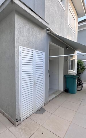 Casa de condomínio à venda com 290m², 4 quartos e 3 vagas Casa de condomínio à venda com 290m², 4 quartos e 3 vagasÁrea externa