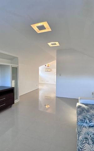 Casa de condomínio à venda com 290m², 4 quartos e 3 vagas Casa de condomínio à venda com 290m², 4 quartos e 3 vagasSótão