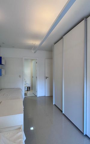 Casa de condomínio à venda com 290m², 4 quartos e 3 vagas Casa de condomínio à venda com 290m², 4 quartos e 3 vagasSuíte 2