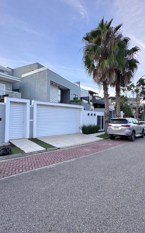Casa de condomínio à venda com 290m², 4 quartos e 3 vagas Casa de condomínio à venda com 290m², 4 quartos e 3 vagasFachada