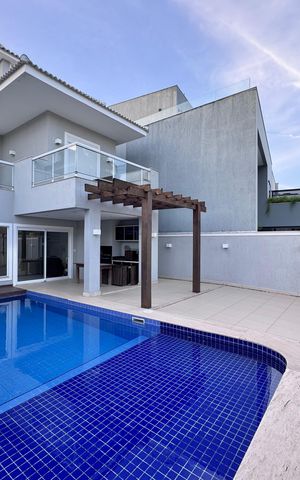 Casa de condomínio à venda com 290m², 4 quartos e 3 vagas Casa de condomínio à venda com 290m², 4 quartos e 3 vagasÁrea externa